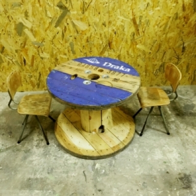 Vintage houten tafeltje gemaakt van een grote kabelhaspel
